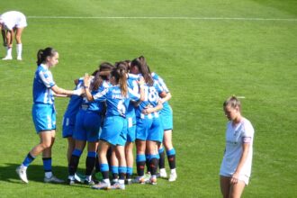 Eva felicitada por sus compañeras tras el gol al Madrid B