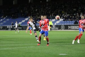 Slavy manda la pelota a la escuadra