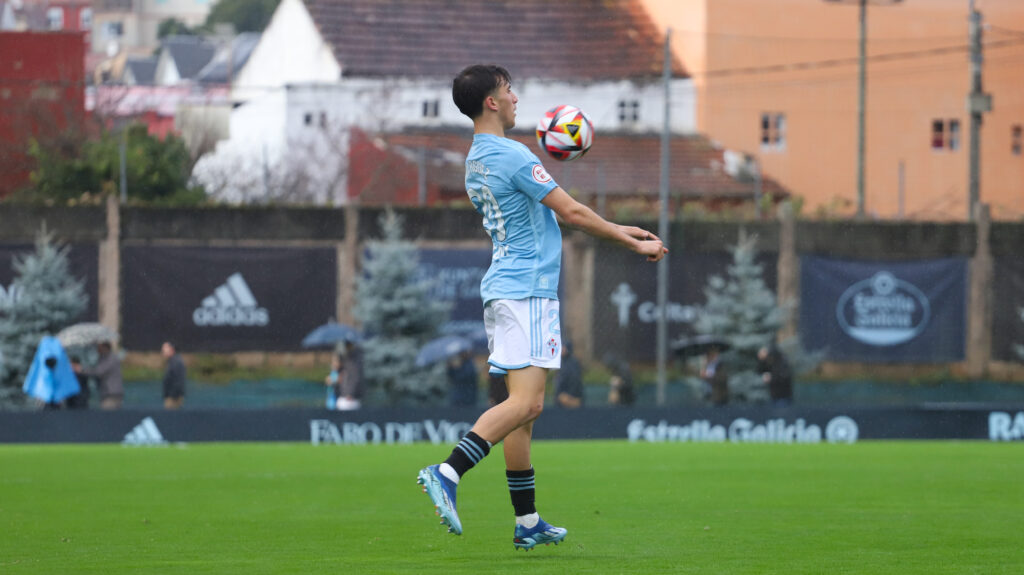 Javi Rodríguez (Fortuna) controlando un balón | raulbaquero.com