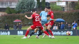 Alfon (Fortuna) revolviéndose entre dos jugadores del Nástic | raulbaquero.com