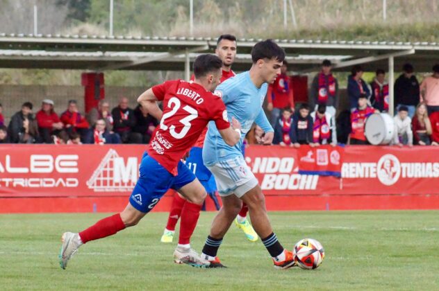 Miguel Román (Celta Fortuna) realizando un pase ante la presión de un jugador rival