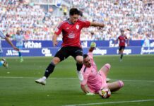 Pablo Durán (Celta Fortuna) intentando regatear al portero del Málaga