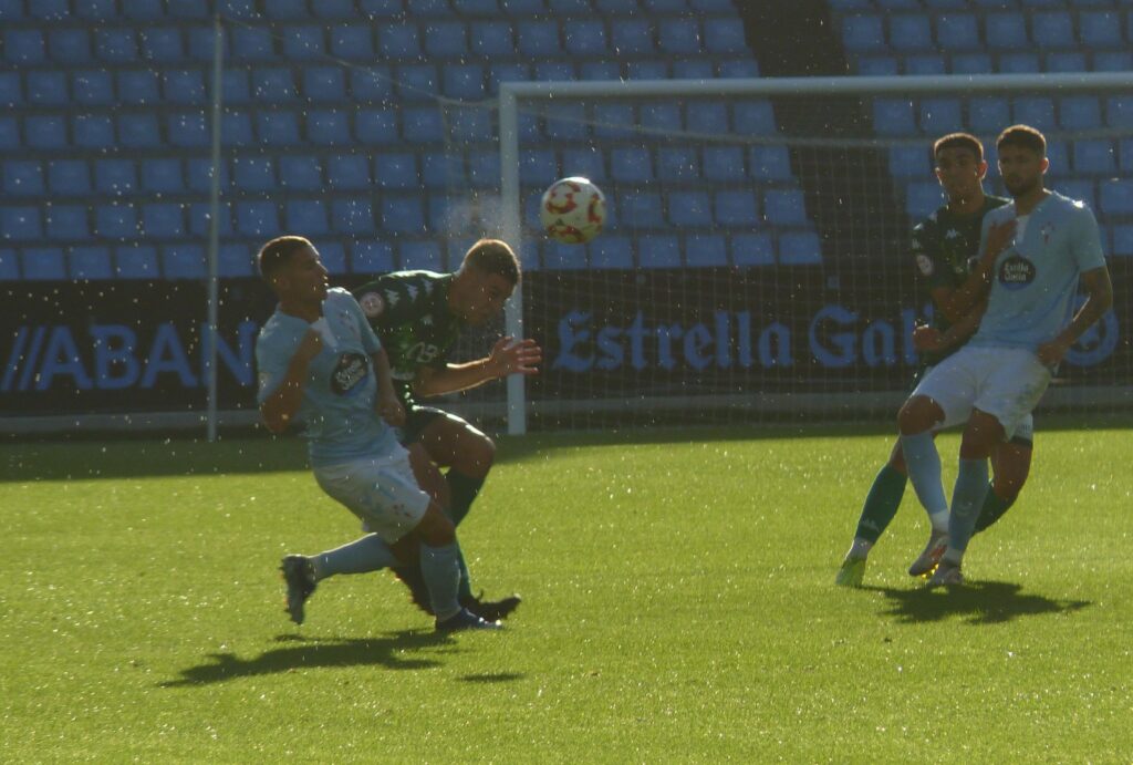 Jordan (Arenteiro) anticipándose a Johan Guedes (Celta Fortuna)