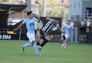 Yoel Lago (Celta Fortuna) luchando por el esférico ante un rival